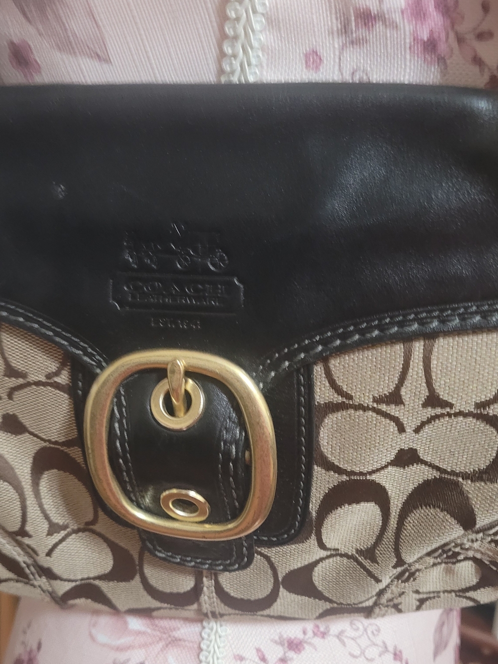 Coach Shoulder Bag in Beige with Black Leather Label - Picture 3 of 7